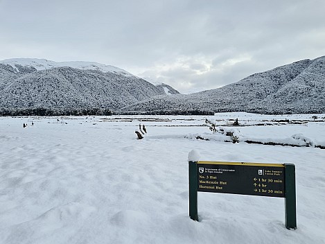 2022-07-31 10.17.16 S20 Simon - sign 1½ hours from the Hurunui hut, Mackenzie Stream behind.jpeg: 4032x3024, 2797k (2022 Dec 11 14:47)