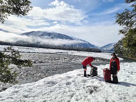 2022-07-31 12.20.28 S20 Simon -  lunch in snow beside the river.jpeg: 4032x3024, 4083k (2022 Dec 11 14:48)