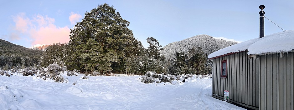 2022-08-01 07.48.28 S20 Simon - View behind Hurunui 3 hut_stitch.jpg: 8515x3193, 21887k (2022 Dec 11 14:58)