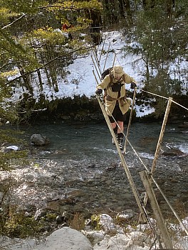 2022-08-01 08.16.58 image0 Bruce - Alan crossing three wire bridge on Cameron Stream.jpeg: 3024x4032, 2791k (2022 Dec 11 14:58)