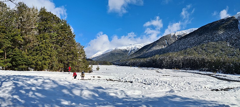 2022-08-01 10.47.43 S20 Simon - trudging through the snow on the river flats_stitch.jpg: 6091x2711, 16526k (2022 Dec 11 14:59)