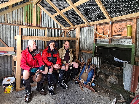 2022-08-01 11.07.38 S20 Simon - Alan, Brian, Alan inside Camerons hut_cr.jpg: 2801x2101, 2157k (2022 Dec 11 14:59)