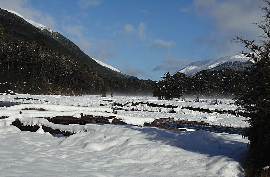 2022-08-02 09.44.35 DSC02881 Alan - view up snowy Hurunui River flats_cr.jpg: 4608x3024, 4511k (2022 Dec 11 15:03)