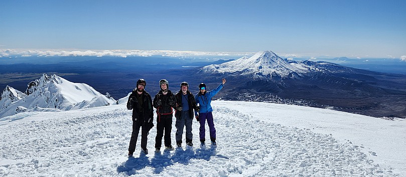 Kevin, Adrian, Simon and Jo on Pinnacle Ridge
Photographer;&nbsp;Paul Bagshaw
2023-08-30&nbsp;11.51.22;&nbsp;Metadata time: '2023 Aug 30 11:51'
Original size:&nbsp;4,000 x 1,740; 1,978 kB;&nbsp;cr
Filename: 2023-08-30 11.51.22 1000009688 Paul Bagshaw - Kevin, Adrian, Simon and Jo on Pinnacle Ridge_cr.jpg