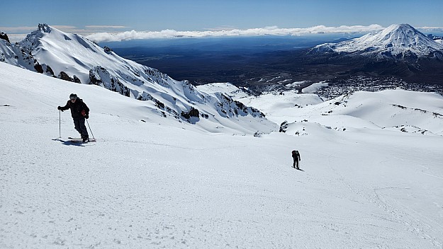 Simon and Adrian skinning back up to Pinnacle Ridge
Photo: Paul Bagshaw
2023-08-30 13.01.37; '2023 Aug 30 13:01'
Original size: 4,000 x 2,252; 2,146 kB