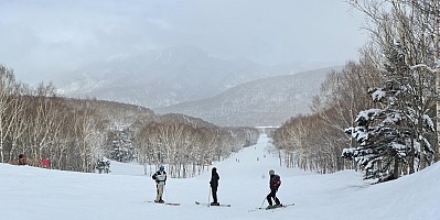 At the Prince Hotel East Wing skiing Yakebitaiyama
Jim, Kevin, and Adrian on Yakebitaiyama E1 course
Photo: Simon
2024-03-02 14.16.23; '2024 Mar 02 14:16'
Original size: 11,750 x 5,885; 11,154 kB; stitch
2024-03-02 14.16.23 S20+ Simon - Jim, Kevin, and Adrian on Yakebitaiyama E1 course_stitch.jpg