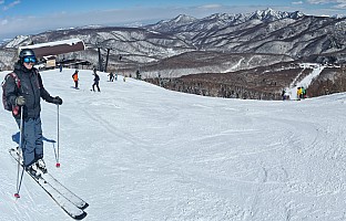 At the Prince Hotel East Wing skiing at Okushiga Kōgen
Simon at the top of Course Expert Okushiga Kōgen
Photographer;&nbsp;Adrian
2024-03-03&nbsp;10.56.55;&nbsp;Metadata time: '2024 Mar 03 10:56'
Original size:&nbsp;11,246 x 7,217; 13,534 kB;&nbsp;stitch
Filename: 2024-03-03 10.56.55 S20+ Adrian - Simon at the top of Course Expert Okushiga Kōgen_stitch.jpg