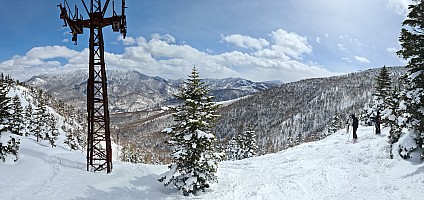 At the Prince Hotel East Wing skiing at Okushiga Kōgen
Adrian, Kevin, and Adrian in Gate  2 from Course Downhill
Photographer;&nbsp;Simon
2024-03-03&nbsp;12.44.17;&nbsp;Metadata time: '2024 Mar 03 12:44'
Original size:&nbsp;20,520 x 9,670; 27,858 kB;&nbsp;stitch
Filename: 2024-03-03 12.44.17 S20+ Simon - Adrian, Kevin, and Adrian in Gate 2 from Course Downhill_stitch.jpg