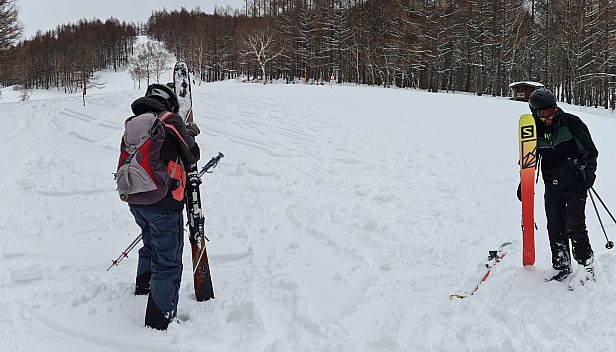 Simon and Kevin taking skis off at the Okushiga Gondola Station
Photo: Adrian
2024-03-05 11.19.33; '2024 Mar 05 15:19'
Original size: 10,051 x 5,743; 5,778 kB; stitch
2024-03-05 11.19.33 S20+ Adrian - Simon and Kevin taking skis off at the Okushiga Gondola Station_stitch.jpg