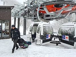 Prince Hotel East Wing to Hotel Alpenburg; visit to the Jigokudani Snow Monkeys
Jim getting off the Yamanoeki access gondola
Photographer;&nbsp;Simon
2024-03-06&nbsp;10.07.53;&nbsp;Metadata time: '2024 Mar 06 10:07'
Original size:&nbsp;9,248 x 6,936; 19,521 kB
Filename: 2024-03-06 10.07.53 S20+ Simon - Jim getting off the Yamanoeki access gondola.jpeg
