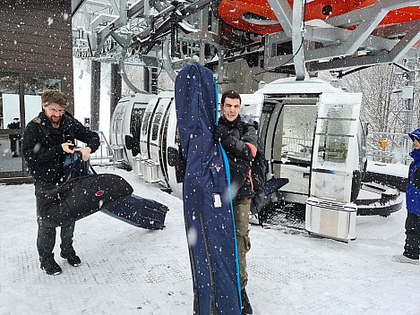 Kevin and Adrian getting off the Yamanoeki access gondola
Photographer;&nbsp;Simon
2024-03-06&nbsp;10.07.35;&nbsp;Metadata time: '2024 Mar 06 14:07'
Original size:&nbsp;9,248 x 6,936; 18,371 kB
Filename: 2024-03-06 10.07.35 S20+ Simon - Kevin and Adrian getting off the Yamanoeki access gondola.jpeg