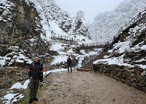 Adrian and Kevin down from the Snow Monkey Onsen
Photographer;&nbsp;Simon
2024-03-06&nbsp;13.07.50;&nbsp;Metadata time: '2024 Mar 06 17:07'
Original size:&nbsp;9,248 x 6,577; 21,794 kB;&nbsp;cr
Filename: 2024-03-06 13.07.50 S20+ Simon - Adrian and Kevin down from the Snow Monkey Onsen_cr.jpg