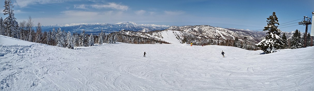 View from the top of Shiga Kōgen Terakoya
Photo: Adrian
2024-03-11 12.51.40; '2024 Mar 11 16:51'
Original size: 7,086 x 2,054; 3,603 kB