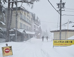 Travelling Shiga Kōgen to Ōsaka through Nagano and Nagoya
Leaving Alpenburg - bags were ahead by skimobile
Photographer;&nbsp;Jim
2024-03-13&nbsp;08.54.29;&nbsp;Metadata time: '2024 Mar 13 08:54'
Original size:&nbsp;2,992 x 2,271; 1,791 kB;&nbsp;cr
Filename: 2024-03-13 08.54.29 S21FE+ Jim - Leaving Alpenburg - bags were ahead by skimobile_cr.jpg