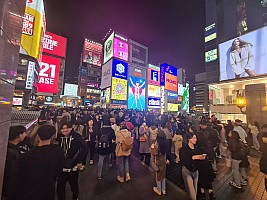 Kuromon market, Ōsaka Castle, Sumo Wrestling and Edion Arean\, Dōtonburi
In Dotonburi
Photographer;&nbsp;Adrian
2024-03-15&nbsp;19.30.46;&nbsp;Metadata time: '2024 Mar 15 19:30'
Original size:&nbsp;4,032 x 3,024; 3,025 kB
Filename: 2024-03-15 19.30.46 S20+ Adrian - in Dotonburi.jpeg