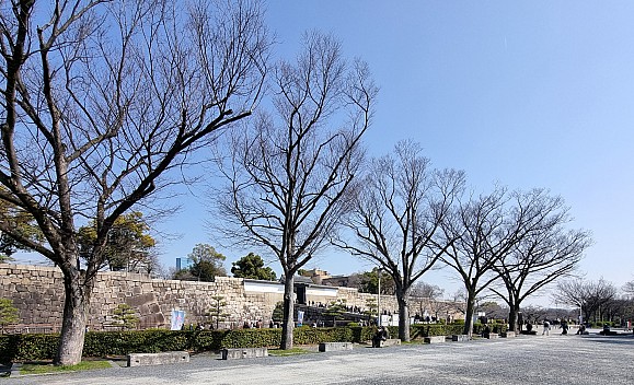 Outside Ōsaka Castle
Photographer;&nbsp;Jim
2024-03-15&nbsp;10.25.21;&nbsp;Metadata time: '2024 Mar 15 14:25'
Original size:&nbsp;2,992 x 1,818; 2,266 kB;&nbsp;cr
Filename: 2024-03-15 10.25.21 S21FE+ Jim - outside Ōsaka Castle_cr.jpg