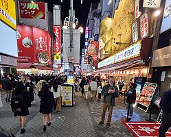 Kuromon market, Ōsaka Castle, Sumo Wrestling and Edion Arean\, Dōtonburi
Simon on Dōtonburi
Photo: Jim
2024-03-15 19.26.49; '2024 Mar 15 19:26'
Original size: 2,739 x 2,202; 2,026 kB; cr
2024-03-15 19.26.49 S21FE+ Jim - Simon on Dōtonburi_cr.jpg