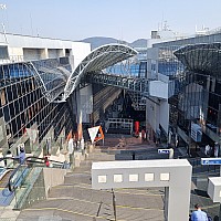 Shinkansen Ōsaka, Tōkyō, to Narita
Kyoto Station from the top of the stairs
Photographer;&nbsp;Jim
2024-03-16&nbsp;12.44.54;&nbsp;Metadata time: '2024 Mar 16 12:44'
Original size:&nbsp;2,992 x 2,992; 3,082 kB
Filename: 2024-03-16 12.44.54 S21FE+ Jim - Kyoto Station from the top of the stairs.jpeg