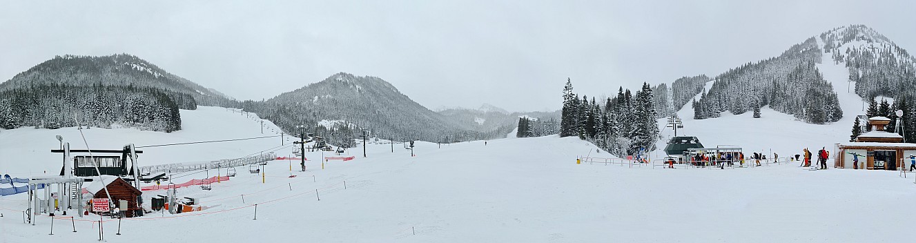 Crystal Mountain Base
Photographer;&nbsp;Simon
2025-02-25&nbsp;09.02.18;&nbsp;Metadata time: '2025 Feb 26 06:02'
Original size:&nbsp;30,781 x 8,164; 25,091 kB;&nbsp;stitch
Filename: 2025-02-25 09.02.18 S20+ Simon - Crystal Mountain Base_stitch.jpg