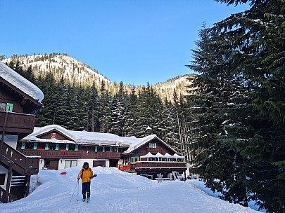 2025-02-26 08.33.59 S20+ Simon - Nick leaving the Alpine Inn.jpeg: 9248x6936, 15667k (2025 Mar 10 17:19)