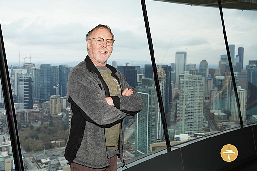 In the Seattle Space Needle
Photographer;&nbsp;Simon
2025-03-02&nbsp;15.57
Original size:&nbsp;3,008 x 2,000; 354 kB
Filename: 2025-03-02 15.57 Simon in the Seattle Space Needle 67c4f2d2f106a670230c5d63-F.jpeg