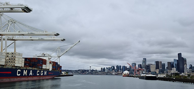 Seattle from Dwamish Waterway
Photo: Simon
2025-03-03 11.30.53; '2025 Mar 03 11:30'
Original size: 9,248 x 4,262; 8,252 kB; cr
2025-03-03 11.30.53 S20+ Simon - Seattle from Dwamish Waterway_cr.jpg
