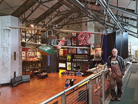 Simon and the Museum of History and Industry
Photographer;&nbsp;Simon
2025-03-04&nbsp;11.29.11;&nbsp;Metadata time: '2025 Mar 04 11:29'
Original size:&nbsp;8,441 x 6,331; 6,877 kB;&nbsp;cr
Filename: 2025-03-04 11.29.11 S20+ Simon - Simon and the Museum of History and Industry_cr.jpg