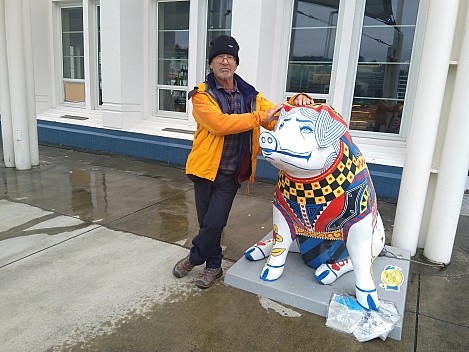 Nick with a Pig on Parade outside MOHAI
Photographer;&nbsp;Nick
2025-03-04&nbsp;11.33.09;&nbsp;Metadata time: '2025 Mar 04 11:33'
Original size:&nbsp;4,608 x 3,456; 6,971 kB
Filename: 2025-03-04 11.33.09 Nick - Nick with a Pig on Parade outside MOHAI.jpeg