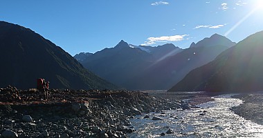 Into the sun down Unknown Stream
Photographer;&nbsp;Brian
2026-03-05&nbsp;08.52.41;&nbsp;Metadata time: '2026 Mar 05 08:52'
Original size:&nbsp;4,824 x 2,536; 4,239 kB;&nbsp;cr
Filename: 2026-03-05 08.52.41 CPSG7MII IMG_1790 Brian - into the sun down Unknown Stream_cr.jpg