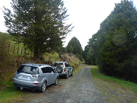 2019-09-13 14.40.29 P1020857 Simon - car parked at the end of the road.jpeg: 4608x3456, 6539k (2019 Sept 13 13:40)