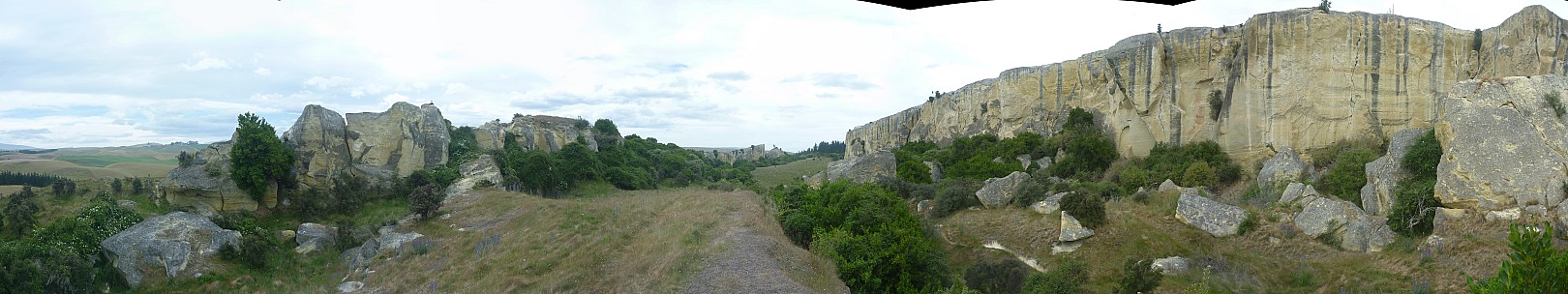 2014-12-30 13.34.00 Panorama Simon - Earthquakes bluffs_stitch.jpg: 14675x2754, 7309k (2015 Jan 17 08:49)