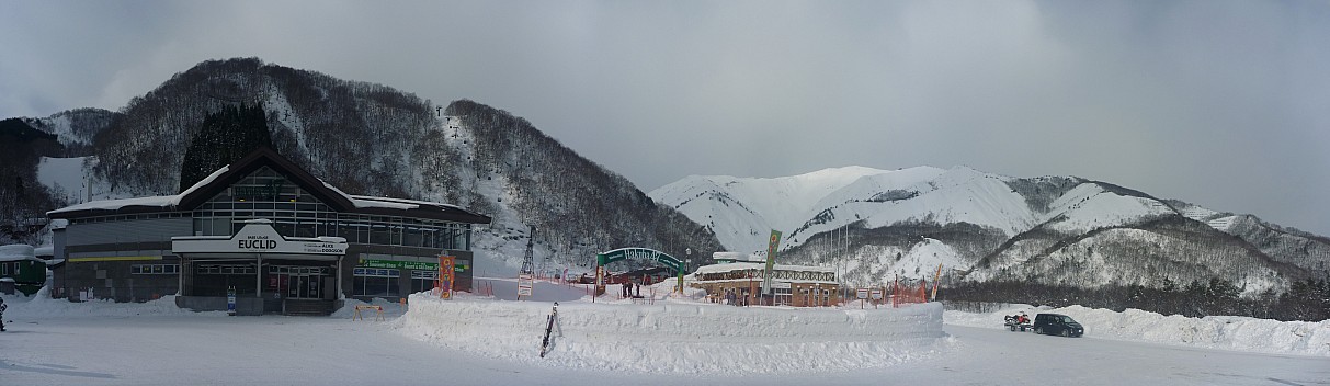 Hakuba  47 base
Photographer;&nbsp;Simon
2015-02-11&nbsp;09.00.00;&nbsp;Metadata time: '2015 Feb 11 13:00'
Original size:&nbsp;10,288 x 2,986; 4,564 kB;&nbsp;stitch
Filename: 2015-02-11 09.00.00 Panorama Simon - Hakuba 47 base_stitch.jpg