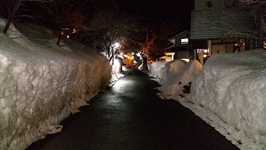 2015-02-12 18.57.58 Jim - Street outside Alupu Lodge - at night.jpeg: 5312x2988, 4011k (2015 Jun 04 21:33)
