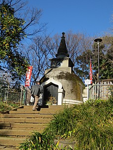 2017-01-11 13.32.53 IMG_8235 Anne - Mt Suribachi old tomb.jpeg: 3456x4608, 8053k (2017 Jan 26 18:34)