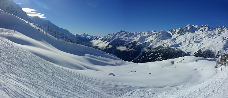 View across Chamois bowl
Photographer;&nbsp;Simon
2018-01-23&nbsp;13.56.49;&nbsp;Metadata time: '2018 Jan 23 13:56'
Original size:&nbsp;7,777 x 3,339; 23,162 kB;&nbsp;stitch
Filename: 2018-01-23 13.56.49 Panorama Simon - view across Chamois bowl_stitch.jpg