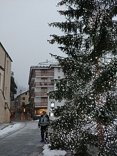 2018-01-26 17.07.45 LG6 Simon - Jim at Courmayeur Christmas tree.jpeg: 3120x4160, 5741k (2023 Jan 31 08:37)