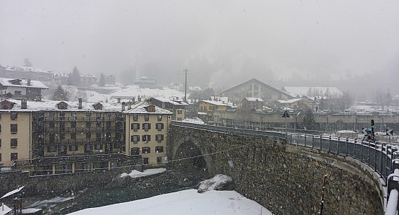 Snowing in Courmayeur
Photographer;&nbsp;Simon
2018-01-26&nbsp;09.30.28;&nbsp;Metadata time: '2018 Jan 26 09:30'
Original size:&nbsp;5,879 x 3,175; 16,732 kB;&nbsp;stitch
Filename: 2018-01-26 09.30.28 Panorama Simon - snowing in Courmayeur_stitch.jpeg