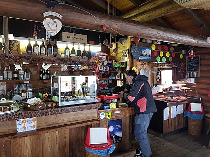 Simon buying lunch
Photographer;&nbsp;Jim
2018-01-26&nbsp;13.40.51;&nbsp;Metadata time: '2018 Jan 26 13:40'
Original size:&nbsp;4,032 x 3,024; 5,189 kB
Filename: 2018-01-26 13.40.51 Jim - Simon buying lunch.jpeg