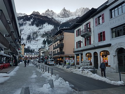 View up Avenue Michel Croz to Gare
Photographer;&nbsp;Jim
2018-01-28&nbsp;08.45.18;&nbsp;Metadata time: '2018 Jan 28 08:45'
Original size:&nbsp;4,032 x 3,024; 4,675 kB
Filename: 2018-01-28 08.45.18 Jim - view up Avenue Michel Croz to Gare.jpeg