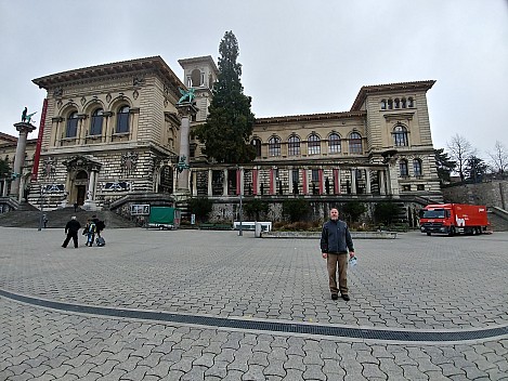 2018-01-29 09.20.44_HDR LG6 Simon - outside Palai de Rumine.jpeg: 4160x3120, 4257k (2018 Jan 29 23:15)