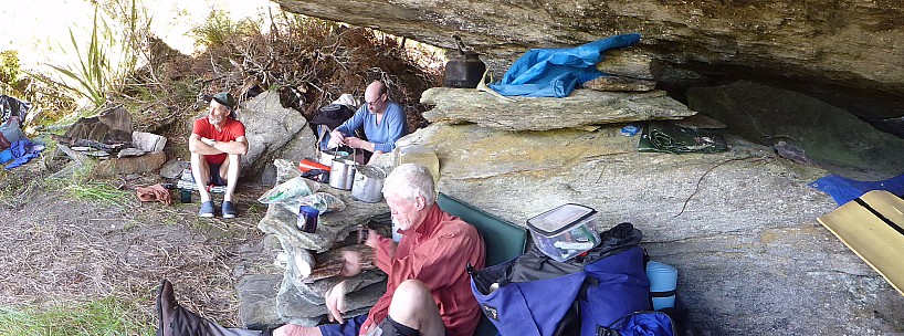 2019-01-14 15.46.38 P1020427 Simon - inside Paringa Rock Biv panorama.jpeg: 2304x856, 976k (2019 Jun 20 21:11)