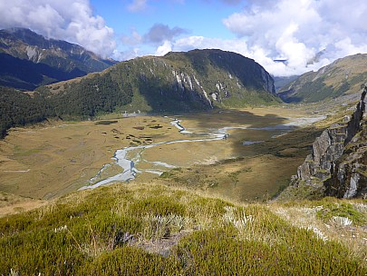 2019-01-18 10.07.00 P1020619 Simon - looking back down to Marks Flat.jpeg: 4608x3456, 6194k (2019 Jun 20 21:11)