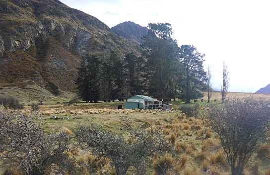 2020-08-29 15.04.43 P1030348 Simon - Black Mountain hut_cr.jpg: 4608x2983, 4590k (2020 Sept 04 20:05)