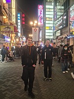 Kuromon market, Ōsaka Castle, Sumo Wrestling and Edion Arean\, Dōtonburi
Adrian and Jim in Dotonburi
Photo: Simon
2024-03-15 19.26.51; '2024 Mar 15 19:26'
Original size: 6,928 x 9,248; 12,119 kB
2024-03-15 19.26.51 S20+ Simon - Adrian and Jim in Dotonburi.jpeg
