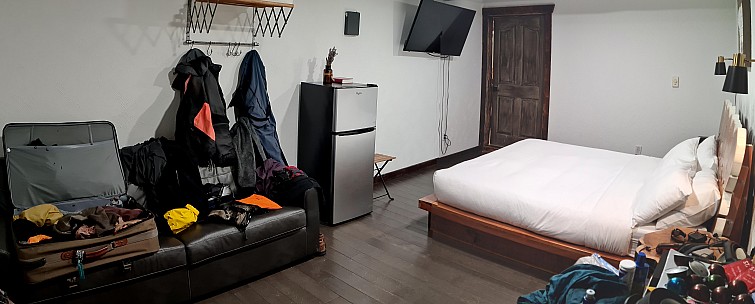 2025-02-28 20.23.31 S20+ Simon - room at Paradise Village_stitch.jpg: 11369x4578, 3291k (2025 Jun 02 17:38)