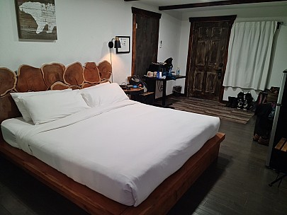 2025-02-28 20.24.01 S20+ Simon - Room at Paradise Village.jpeg: 9248x6936, 12172k (2025 Jun 02 14:45)
