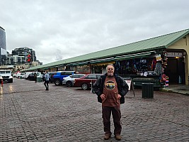 Simon outside Pike Place Market
Photographer;&nbsp;Simon
2025-03-03&nbsp;09.42.26;&nbsp;Metadata time: '2025 Mar 03 09:42'
Original size:&nbsp;7,541 x 5,656; 9,794 kB;&nbsp;cr
Filename: 2025-03-03 09.42.26 S20+ Simon - Simon outside Pike Place Market_cr.jpg