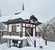 Outside Jodoshu Moenyama Kannonji
Photographer;&nbsp;Simon
2026-01-31&nbsp;15.00.25;&nbsp;Metadata time: '2026 Jan 31 15:00'
Original size:&nbsp;4,039 x 3,702; 1,754 kB;&nbsp;stitch
Filename: 2026-01-31 15.00.25 S20+ Simon - Outside Jodoshu Moenyama Kannonji_stitch.jpg
