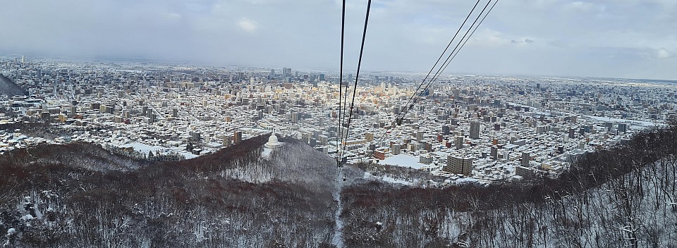 View down the Moiwayama Ropeway
Photographer;&nbsp;Simon
2026-01-31&nbsp;14.33.33;&nbsp;Metadata time: '2026 Jan 31 18:33'
Original size:&nbsp;4,595 x 1,685; 1,645 kB;&nbsp;stitch
Filename: 2026-01-31 14.33.33 S20+ Simon - view down the Moiwayama Ropeway_stitch.jpg