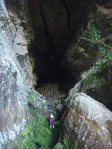 2011-01-26 15.53.08 P1020051 Simon Into Coppers Cave.jpeg: 3000x4000, 3876k (2011 Jan 30 20:13)